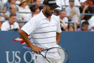 Americký tenista James Blake je smutný po porážce od Kanaďana Milose Raonice ve 3. kole US Open 2012.