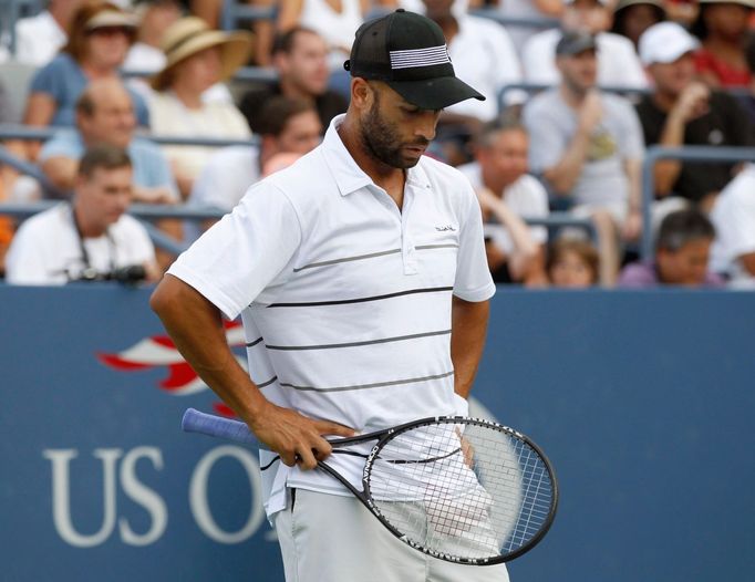 Americký tenista James Blake je smutný po porážce od Kanaďana Milose Raonice ve 3. kole US Open 2012.