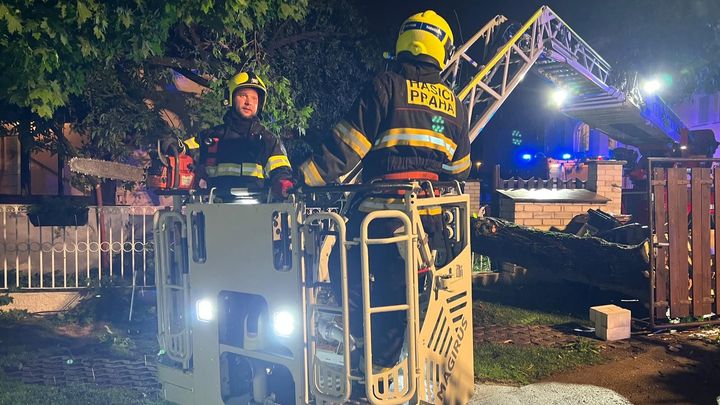 Páteční větrnou bouři vyhodnotili meteorologové jako slabé derecho; Zdroj foto: Hasičský záchranný sbor hlavního města Prahy