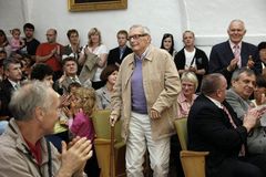 Na Škvoreckého vzpomínal i Harýk ze Zbabělců