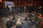 Pomsta za Kliniku: Anarchisté zapálili v Praze auto policie