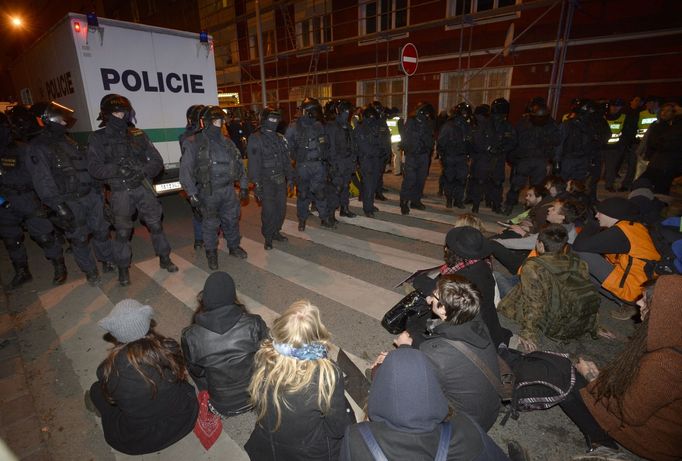 Policejní těžkooděnci na Žižkově, kde zasáhli proti aktivistům. Ti se pokusili obsadit opuštěnou budovu bývalé polikliniky. (13. prosince 2014)