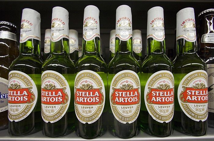 Lahve piva Stella Artois v obchodě
