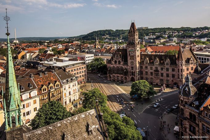 Radnice v Saarbrückenu byla postavena v letech 1897 až 1900 v novogotickém stylu architektem Georgem J. von Hauberrisserem, který navrh i radnice v Mnichově a Wiesbadenu.