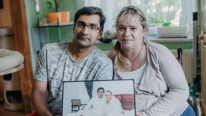 Tabish a Zdenka Karimovi se svou svatební fotkou ze Srí Lanky. České úřady jejich lásce nevěřily.
