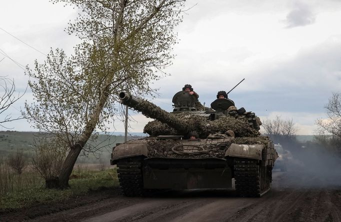 Ukrajinský tank na silnici u města Časiv Jar nedaleko frontové linie v Doněckém regionu.