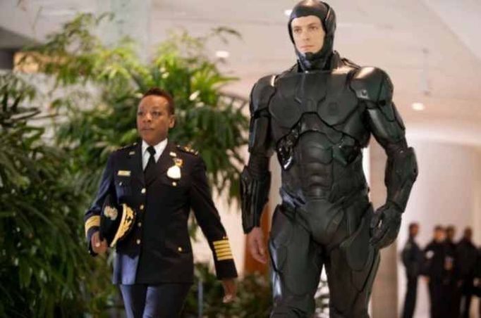 Robocop 2014 -   Marianne Jean-Baptiste a Joel Kinnaman