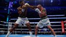 Oleksandr Usyk (v trenýrkách s modrým lemem) při zápase s Anthonym Joshuou