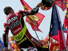 ... a rozdal své vybavení. Do davu hodil také svou přilbu, se kterou se později řada diváků pyšně fotografovala.