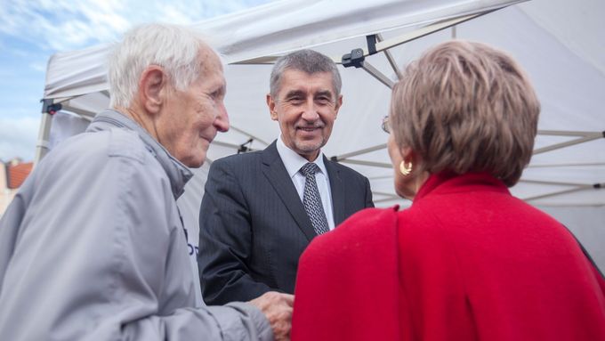 Andrej Babiš se jen pár hodin po rozhodnuti slovenského Ústavního soudu bavil s voliči na náměstí v Rakovníku.