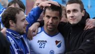 Tady je asi všechno jasné. Milan Baroš se loučí s fanoušky Baníku Ostrava po posledním duelu ročníku s Jabloncem. Na podzim už nejspíš bude zase kopat v zahraničí.