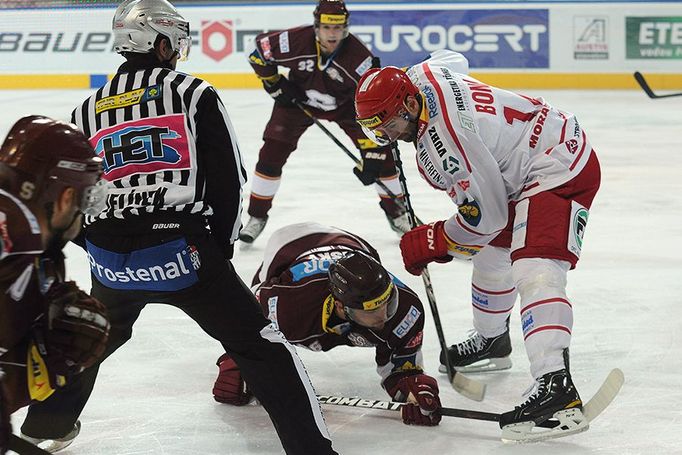 Hokejista pražské Sparty Peter Jánský spadl při vhazování s Radkem Bonkem v utkání 6. kola Tipsport extraligy 2012/13 s Oceláři Třinec.