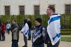 V neděli odpoledne se ve Valdštejnské zahradě v Praze setkalo zhruba 300 lidí. Připomněli si památku židovských obětí holokaustu.