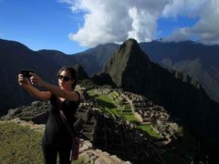 Turistka na Machu Picchu.