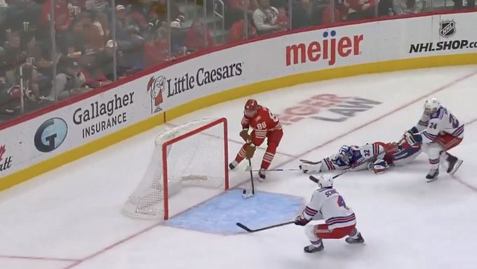 Patrick Kane před prázdnou bránou