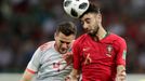 Bruno Fernandes a Nacho v zápase Portugalsko - Španělsko na MS 2018