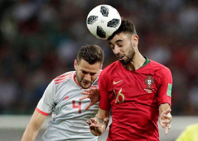 Bruno Fernandes a Nacho v zápase Portugalsko - Španělsko na MS 2018