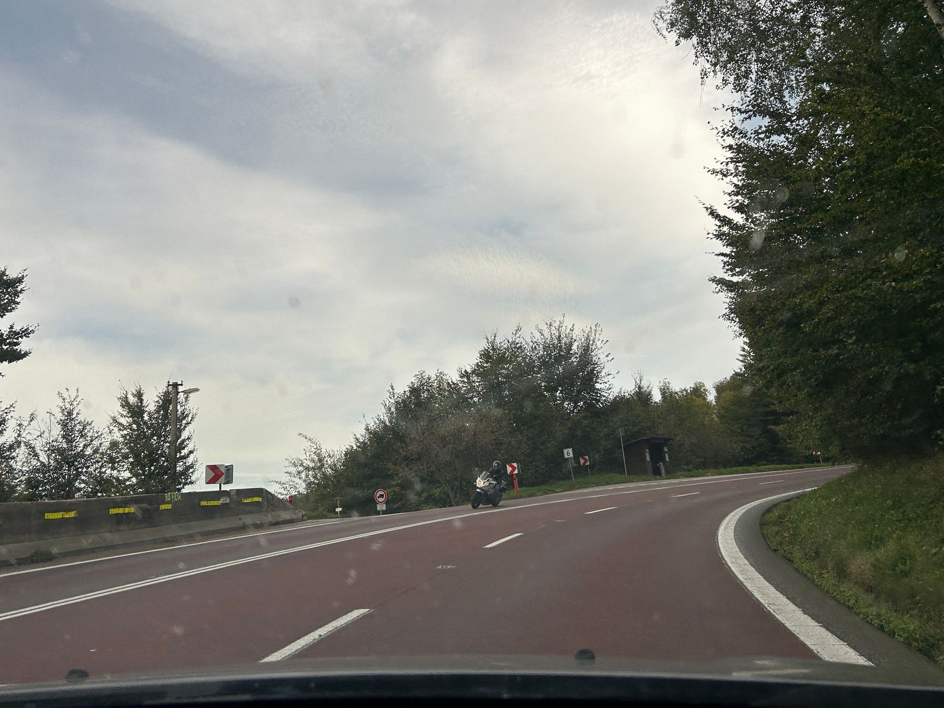 Buchlovské lesy, zatáčky, motorkáři, radary, nehody
