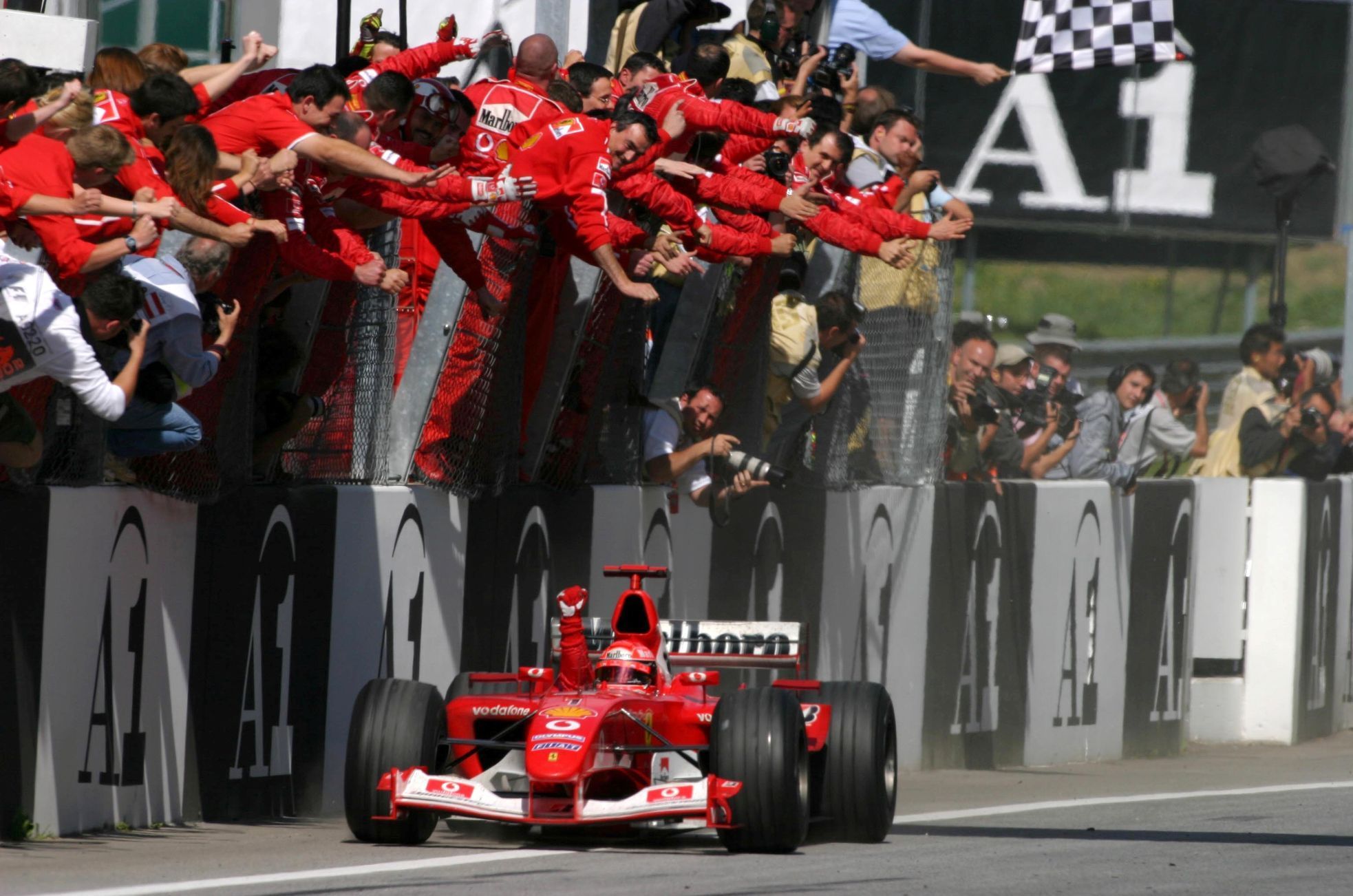 Michael Schumacher a tým Ferrari slaví triumf v GP Rakouska 2003