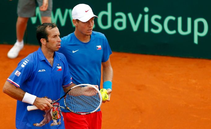 Čeští tenisté Tomáš Berdych a Radek Štěpánek ve čtyřhře semifinálového utkání Davis Cupu s Argentinci.