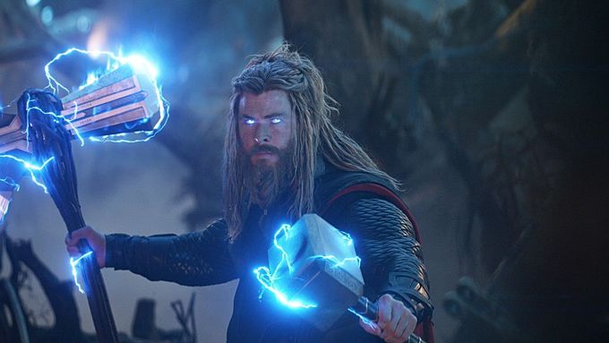 Chris Hemsworth jako Thor v Avengers: Endgame, což byl roku 2019 poslední superhrdinský film, který přepsal rekordy návštěvnosti. Loni Hollywood srovnatelný hit neměl. A nečeká ho ani letos.