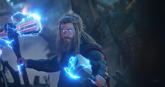 Chris Hemsworth jako Thor v Avengers: Endgame, což byl roku 2019 poslední superhrdinský film, který přepsal rekordy návštěvnosti.