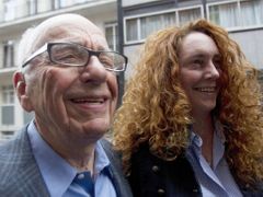 Keep smiling. Rupert Murdoch a Rebecah Brooksová, šéfredaktorka News of the World ze zlaté éry odposlechů. Snímek z Londýna z 10. července 2011.