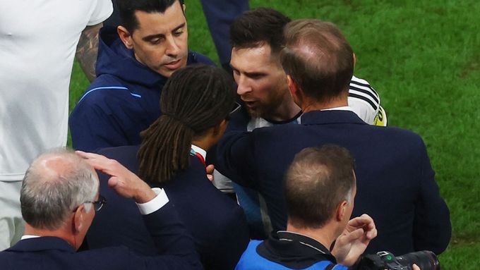 Lionel Messi při konfrontaci s Edgarem Davidsem