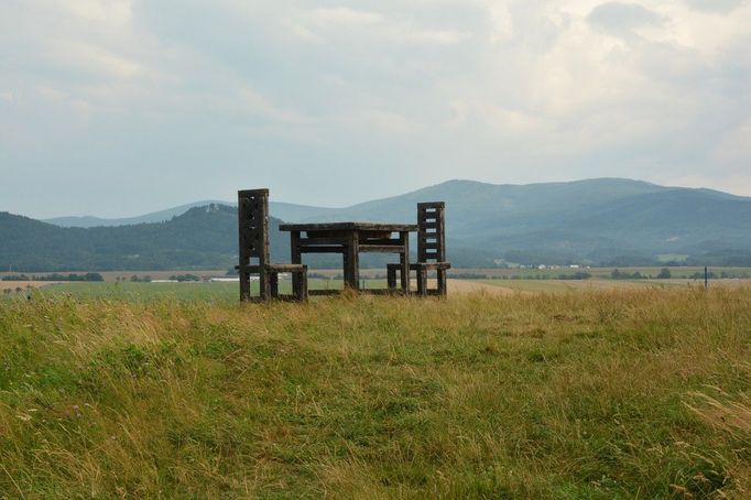 Velká dřevěná židle a stůl na Lánském vrchu u obce Žulová