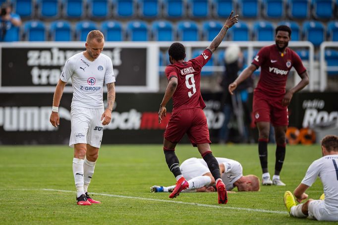 Sparťan Guélor Kanga slaví gól na 2:0 na hřišti Slovácka.