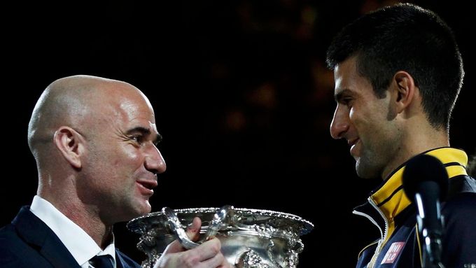 Andre Agassi a Novak Djokovič při předávání trofeje vítězi Australian Open. Stane se z nich jeden tým?
