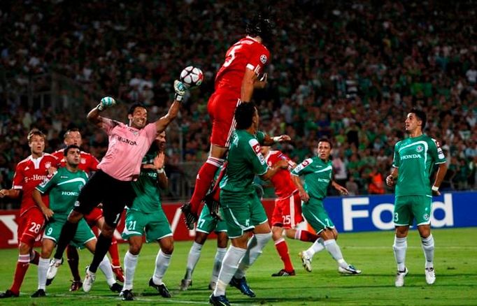 Brankář Maccabi Haifa Nir Davidovich skáče pro míč v utkání Ligy mistrů.