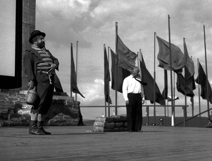 Jan Werich během představení Divotvorný hrnec v rámci Filmového festivalu pracujících v Gottwaldově, 1949.