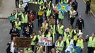 Hundreds of members of German air carrier Lufthansa cabin crew union "UFO" walk towards the Lufthansa headquarters during a strike at the Fraport airport in Frankfurt, August 31, 2012. Lufthansa cancelled 64 flights at its main hub Frankfurt on Friday as cabin crew began the first of a series of strikes over pay and cost cuts in a busy holiday season. The eight-hour industrial action, following the breakdown of 13 months of negotiations between Germany's largest airline and trade union UFO, is due to end at 1100 GMT on Friday. REUTERS/Kai Pfaffenbach (GERMANY - Tags: BUSINESS EMPLOYMENT CIVIL UNREST TRANSPORT) Published: Srp. 31, 2012, 11:02 dop.