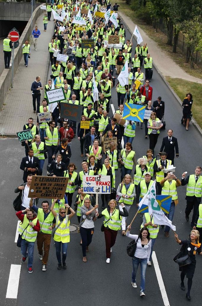 Hundreds of members of German air carrier Lufthansa cabin crew union "UFO" walk towards the Lufthansa headquarters during a strike at the Fraport airport in Frankfurt, August 31, 2012. Lufthansa cancelled 64 flights at its main hub Frankfurt on Friday as cabin crew began the first of a series of strikes over pay and cost cuts in a busy holiday season. The eight-hour industrial action, following the breakdown of 13 months of negotiations between Germany's largest airline and trade union UFO, is due to end at 1100 GMT on Friday. REUTERS/Kai Pfaffenbach (GERMANY - Tags: BUSINESS EMPLOYMENT CIVIL UNREST TRANSPORT) Published: Srp. 31, 2012, 11:02 dop.