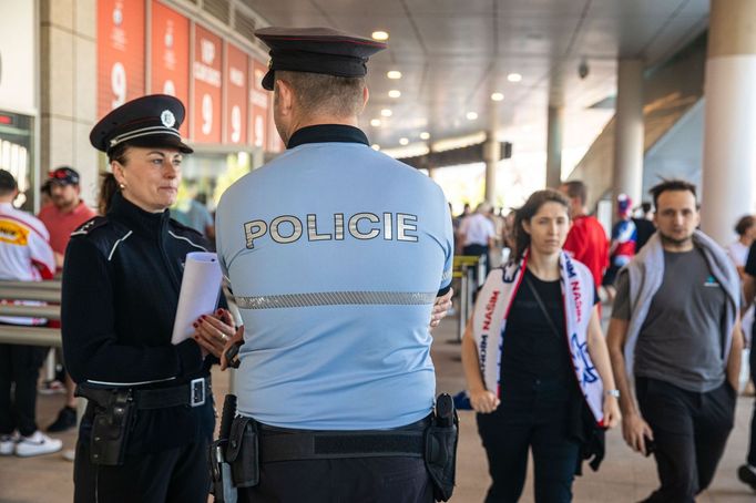 Policie na Mistrovství světa v hokeji 2024 v Česku u O2 Areny v Praze.