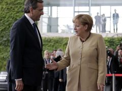 Samaras a Merkelová se zdraví po příjezdu řeckého premiéra.