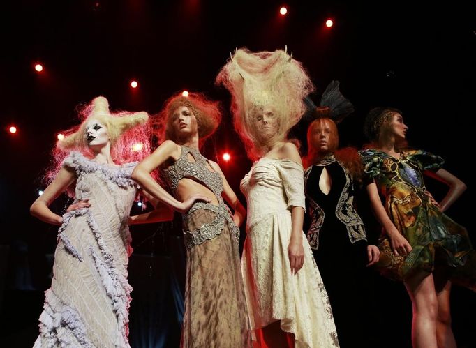 Models present creations by hair stylist TIGI at the 30th anniversary of the Alternative Hair Show at the Royal Albert Hall in London October 14, 2012. REUTERS/Olivia Harris (BRITAIN - Tags: SOCIETY FASHION) Published: Říj. 15, 2012, 2:02 dop.