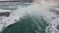 Niagarské vodopády na hranicích mezi USA a Kanadou se totiž proměnily v ledové království.