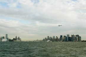 Příjezd lodi z WTC do New Yorku