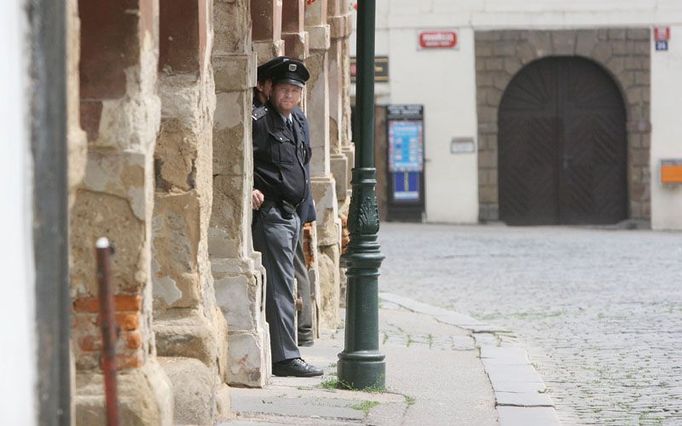 A další policista vykukuje z podloubí na Pohořelci. Za rohem už je Černínský palác (ministerstvo zahraničí), kde v úterý George Bush promluví. A nedaleko pak Hrad.