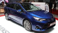 Aktuálně druhým nejlevnějším kombíkem střední, tedy v českých podmínkách manažerské třídy, je Toyota Avensis Touring Sports. Za základní provedení 1.6 Live zaplatíte 649 900 korun.