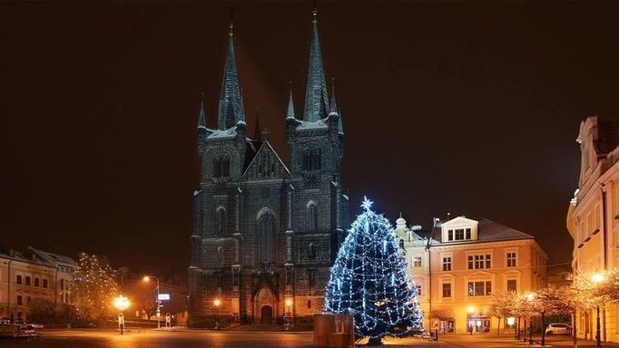 Vánoční strom na Resselově náměstí v Chrudimi.