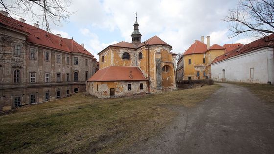 Foto: Začala oprava mimořádného kostela v Plasích. Nic podobného jinde ve střední Evropě nenajdete