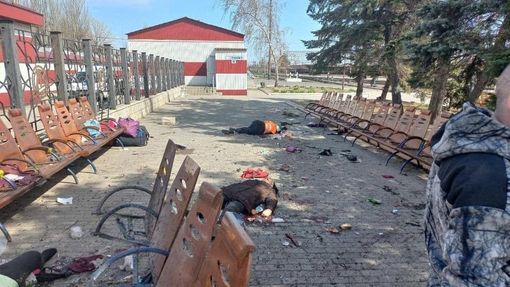 Následky ostřelování nádraží ve městě Kramatorsk.