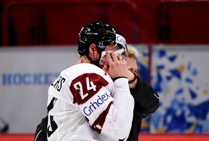 Zraněný Redlihs v zápase Lotyšsko - Norsko