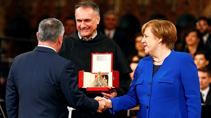 I na hrůzy války se dá pohlížet s lidskostí. Jordánský král obdržel cenu míru