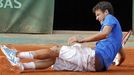 Vyčerpaný bulharský tenista Dimitrov na French Open 2012.