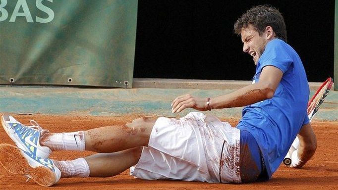 Vyčerpaný bulharský tenista Dimitrov na French Open 2012.