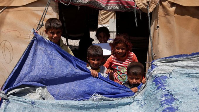 Děti v táboře nedaleko Mosulu.